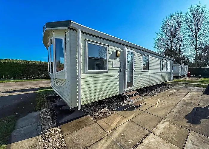 Lovely 6 Berth Caravan At Southview Holiday Park Ref 33032Cl