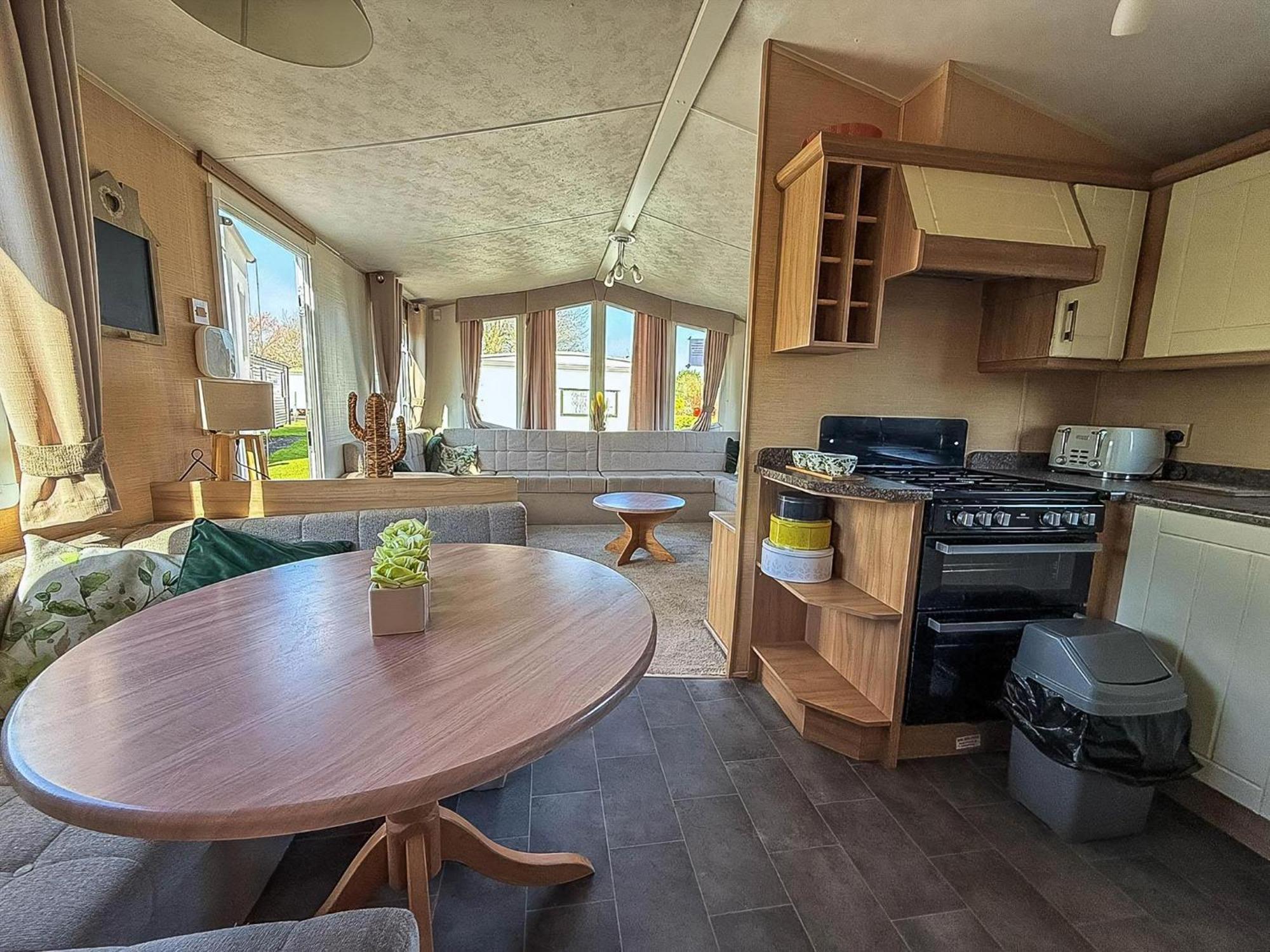 Lovely 6 Berth Caravan At Southview Ref 33032cl Campsite Skegness