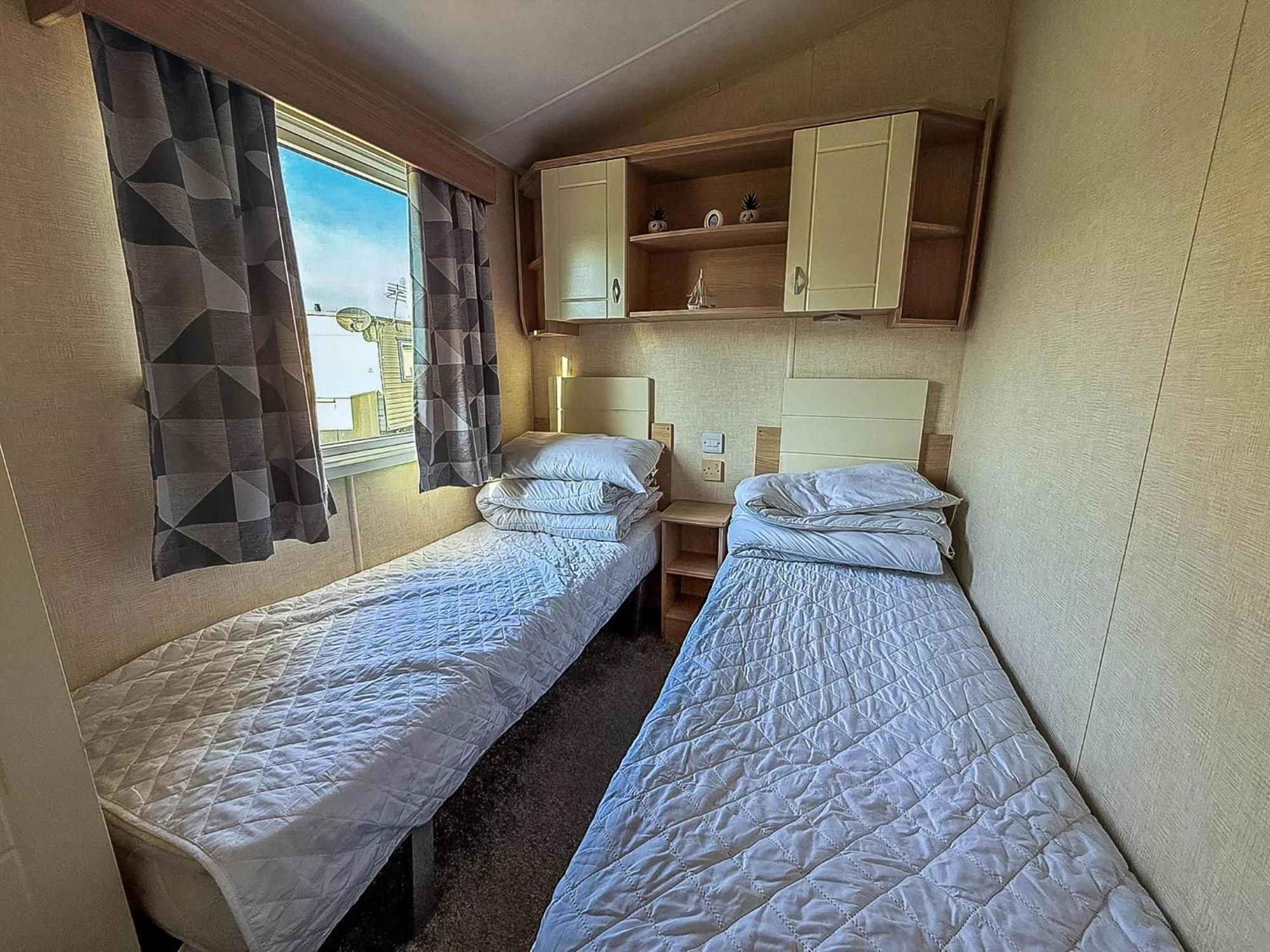 Lovely 6 Berth Caravan At Southview Ref 33032cl