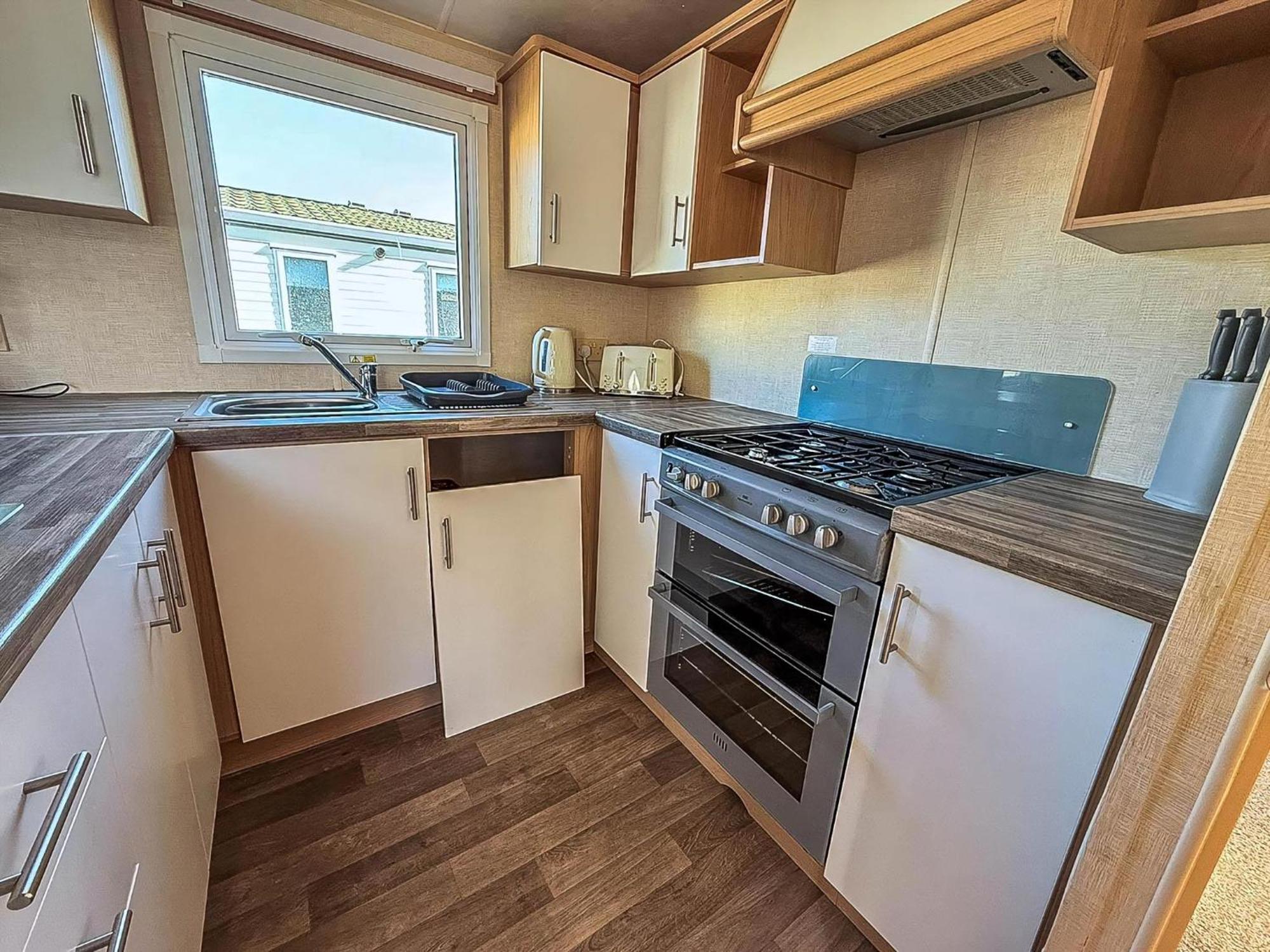 Lovely 6 Berth Caravan At Southview Ref 33032cl