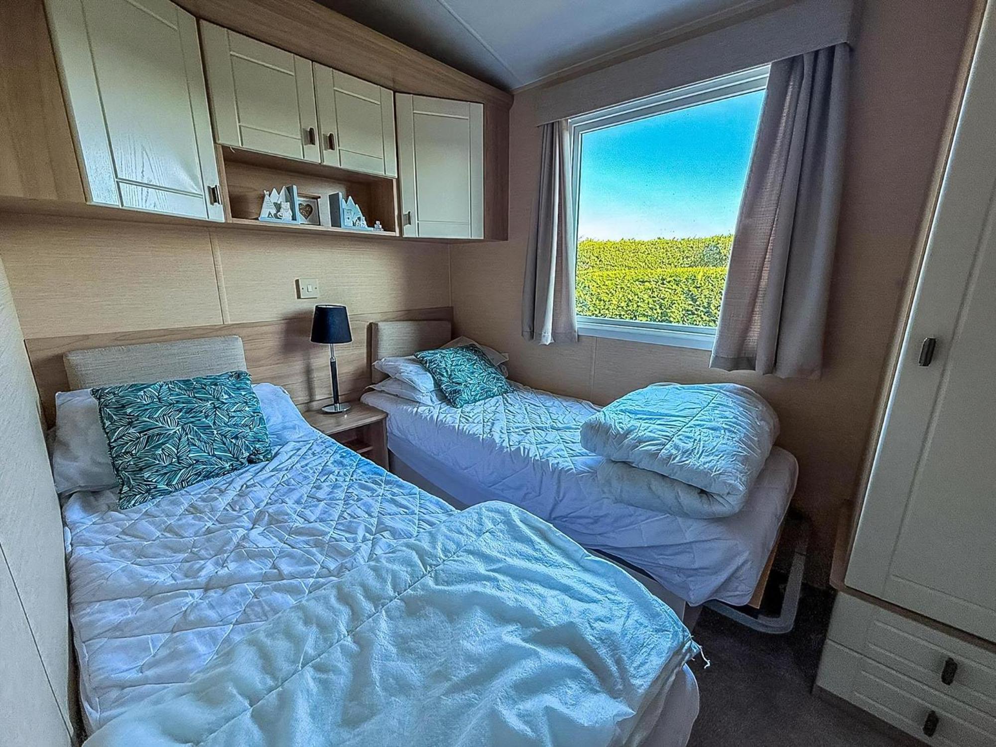 Lovely 6 Berth Caravan At Southview Ref 33032cl